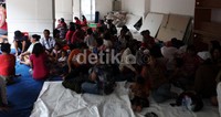 Akibat kejadian ini, puluhan orang kehilangan tempat tinggal dan terpaksa mengungsi.