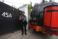 Mobil penjinak bom juga masih terlihat.