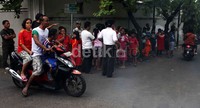 Kejadian ini juga menjadi tontonan warga.