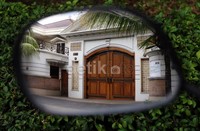 Pantauan detikcom, Selasa (12/3/2013) rumah mewah bergaya Jawa itu kosong.