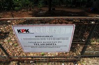 Di kawasan itu, KPK jga menyita tanah seluas 1.000 meter persegi.