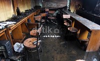 Akibat kebakaran ini, 4 ruangan kelas, perpustakaan, laboratorium komputer dan ruang guru ikut hangus terbakar.