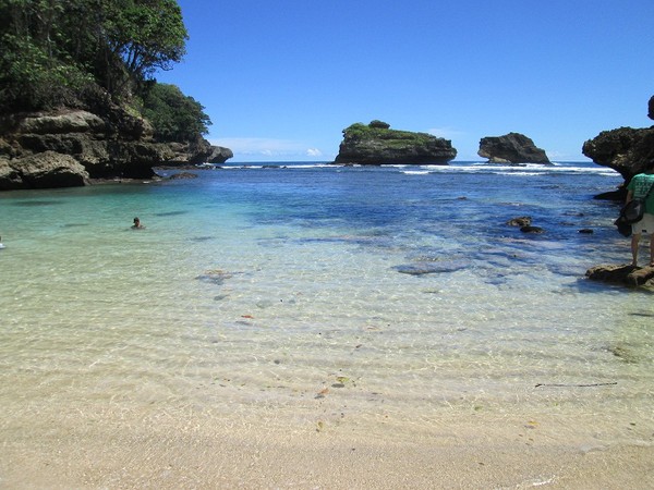 Lupakan Pulau Sempu, Malang Punya Pantai Ngliyep yang Keren