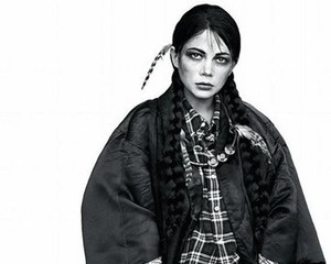 Sampul Majalah Michelle Williams Tampil ala Suku Indian Jadi Kontroversi