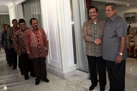 Rombongan Jenderal yang dipimpin oleh Luhut Panjaitan ini kompak berseragam batik lengan panjang. Abror Rizki/Setpres.