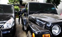 Seorang petugas keamanan KPK berjaga di sekitar mobil Irjen Djoko. Ramses/detikFoto.