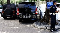 Meski berada dalam satu lahan parkir, empat mobil itu diletakkan di lokasi yang terpisah. Keberadaan keempatnya 'diselingi' mobil-mobil lain. Ramses/detikFoto.