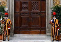 Pintu Kapel Sistina pun sudah ditutup sebagai tanda dimulainya pemilihan Paus. Reuters/Osservatore Romano.