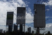 Sebelumnya, Jokowi menginstruksikan agar papan reklame di sepanjang BKB dihilangkan karena menjadikan tanggul rapuh yang dapat mengakibatkan jebolnya tanggul.
