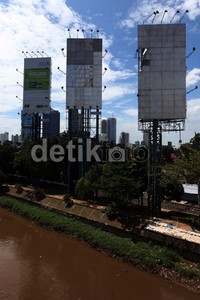 Banjir besar yang melanda kawasan ini sebelumnya disebabkan tanggul di Latuharhari jebol.