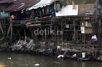 Air sungai Ciliwung yang kotor masih digunakan warga untuk keperluan sehari-hari, seperti mandi.
