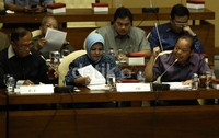 Anggota Timwas Century Sutan Bhatoegana mengajukan pertanyaan.