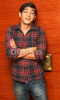 Ia tampil casual dengan kemeja kotak-kotak dan celana jeans. Gusmun/detikFoto.