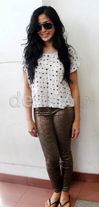 Jessica dalam balutan kaus putih bermotif bintang dan leging bermotif ular. Gusmun/detikFoto.