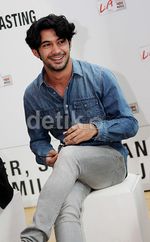 Senyuman Si Tampan Reza Rahadian