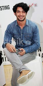 Senyuman Si Tampan Reza Rahadian