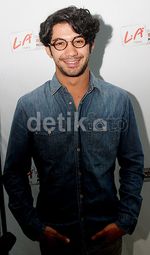 Senyuman Si Tampan Reza Rahadian