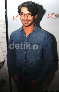 Ia tampil casual mengenakan kemeja jeans. Gusmun/detikFoto.