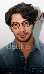 Senyuman Si Tampan Reza Rahadian