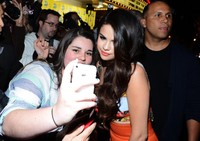 Ia menyempatkan diri berfoto bareng fans. Michael Buckner/Getty Images for SXSW/AFP.