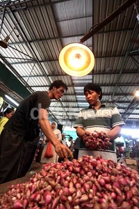 Aktifitas jual-beli bawang merah di Pasar Induk Kramatjati, Jakarta, Rabu(13/3/2013).