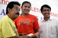 Dari prestasi yang diraihnya, Tresna mendapatkan bonus beasiswa sebesar Rp 200 juta, yang diberikan langsung oleh Ketua Umum PB PASI Bob Hasan (kiri) di Stadion Atletik Senayan, Jakarta, Rabu (13/03).