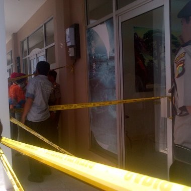 Tim INAFIS Membawa Satu Bungkus Plastik Besar dari TKP
