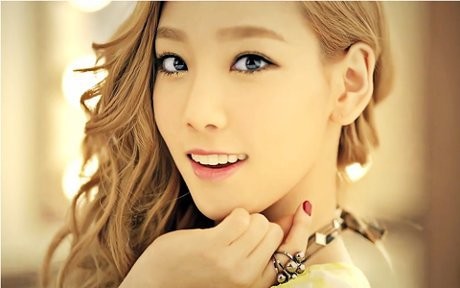 Lemparan Bola Terkena Fans, Taeyeon SNSD Hentikan Konser Sejenak