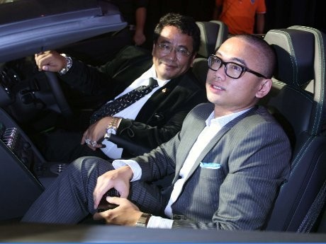 Anak Lulus Kuliah, Hotman Paris Hadiahi Lamborghini Anak Lulus Kuliah, Hotman Paris Hadiahi Lamborghini