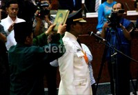 Acara pelantikan Gatot berlangsung di Gedung DPRD Sumut, Jalan Imam Bonjol, Medan. Gatot yang semula wakil gubernur ditunjuk sebagai gubernur menggantikan Syamsul Arifin yang dipenjara karena korupsi.