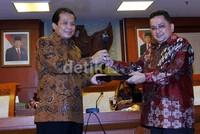 Pelantikan Trimedya (kanan) dilakukan oleh Wakil Ketua DPR Taufik Kurniawan (kiri) di ruang BK Gedung DPR, Senayan, Jakarta. Ramses/detikFoto.