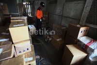 Pemeriksaan menggunakan anjing pelacak ini rencananya akan rutin dilakukan.