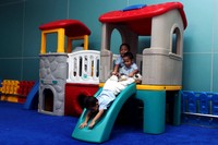 Beberapa anak bermain di area playground di Terminal 3 Bandara Soekarno Hatta.