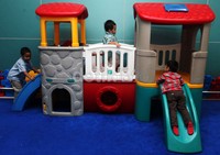 Tiga orang anak asyik bermain prosotan.