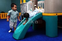 Tempat bermain tersebut dimanfaatkan sebagai salah satu alternatif penumpang untuk menunggu keberangkatan pesawat.