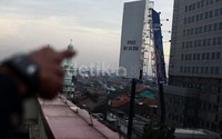 Angin kencang juga membuat 1 baliho lainnya di area yang tidak berjauhan patah.