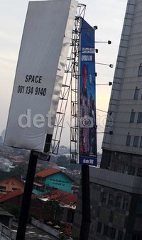 Dikhawatirkan jika tidak segera dievakuasi, baliho ini akan menimpa rumah warga yang berada di bawahnya.