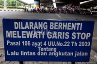 Para pemotor tetap nekat menerobos garis stop di perempatan Cempaka Putih, Jakarta.