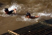 Sejumlah anak bermain air di bantaran Kali Ciliwung di Kampung Pulo, Jatinegara, Jakarta Timur.