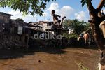 Asyiknya Bermain Air di Kali