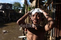 Selain bermain, mereka juga mandi di sungai tersebut. Mereka tidak mempedulikan kotornya air yang mengancam kesehatan.