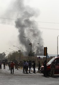Ledakan ini diduga dipicu oleh konflik Sunni-Syiah di Irak. Seorang pembom bunuh diri melakukan aksinya di dekat Departemen Kehakiman dan militan.  REUTERS/Saad Shalash.