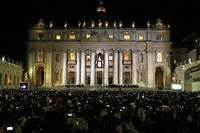 Puluhan ribu umat Katolik yang memadati lapangan St Petrus terharu menangis dan memanjatkan doa saat Bergoglio muncul di balkon St Petrus Basilika. Reuters/Stefano Rellandini.