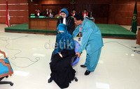 Neneng kemudian dipersilakan keluar pengadilan. Neneng pun lantas dibopong dari kursi terdakwa ke kursi dorong. Lalu dia dibawa keluar pengadilan.