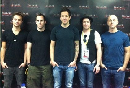 Tampil di Indonesia Lagi, Simple Plan Akan Nyanyikan Iwak Peyek
