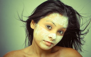 Wanita Ini Punya Kebiasaan Aneh, Ngemil Bubuk Masker!