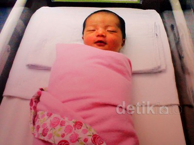 Ayu Dewi Pamer Sang Buah Hati