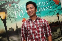 Ia berperan sebagai Iwan Setyawan yang merupakan anak supir angkot yang sukses di Amerika Serikat. Ayya/detikHOT.