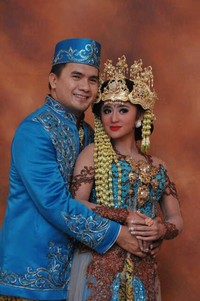 Itu cuma bantuin temen aja dia punya studio foto Wedding Organizer (WO), kebetulan pas Dewi dihubungi juga bisa, ungkap Saipul kepada detikHOT. (dok. Ratu Wedding)