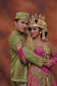 Saipul Jamil memeluk Depe dengan mesra. (dok. Ratu Wedding)